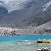 Einer von den oberen Kulikalon-Seen und der Gletscher, der ihn speist.